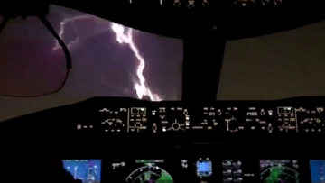 Βίντεο: Η στιγμή που κεραυνός χτυπά τη «μύτη» αεροπλάνου καθώς ετοιμάζεται να προσγειωθεί