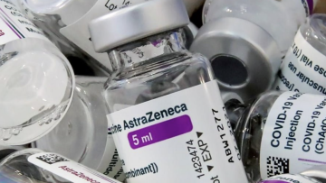Η Ισπανία θα εμβολιάσει τους 60-69 ετών με AstraZeneca