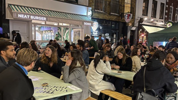 Πανηγυρίζουν οι Βρετανοί: Υπερδιπλασιάστηκε σε σχέση με το 2019 η κατανάλωση αλκοόλ