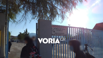 Θεσσαλονίκη: Μπήκε στην τάξη χωρίς self test με αποτέλεσμα να ακυρωθεί το μάθημα - Στο προαύλιο οι μαθητές 