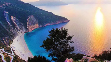 Εφοριακοί με μαγιό παριστάνοντας τους τουρίστες ετοιμάζουν απόβαση στα ελληνικά νησιά