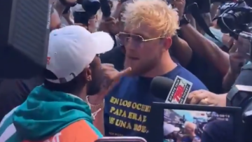 Απίστευτο σκηνικό: Γνωστός YouTuber έβγαλε το καπέλο του Μεϊγουέδερ κι έφυγε με μαυρισμένο μάτι και σπασμένο δόντι