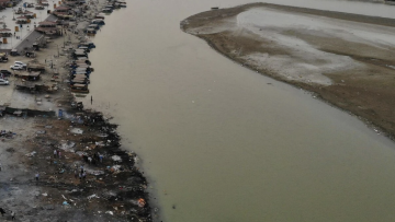 Στο χάος του κορωνοϊού η Ινδία: Πτώματα βρέθηκαν στις όχθες του ποταμού Γάγγη 