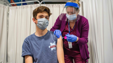 ΗΠΑ: Επεκτάθηκε στους έφηβους 12-15 ετών η άδεια επείγουσας χρήσης του εμβολίου των Pfizer/BioNTech