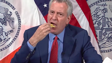 Νέα Υόρκη: Ο Μπιλ ντε Μπλάζιο τρώει μπέργκερ και «μουγκρίζει» on camera σε μήνυμα υπέρ του εμβολιασμού