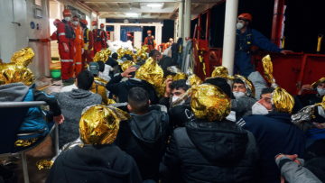 Ιταλία: Το Sea-Eye 4 αναμένει άδεια να αποβιβάσει 415 μετανάστες που διέσωσε στη Σικελία - Δείτε βίντεο