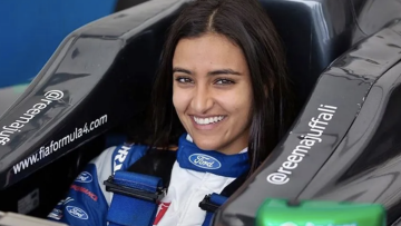 Γραφει ιστορία: Ιδού η πρώτη γυναίκα οδηγός αγώνων από τη Σαουδική Αραβία 