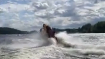  Η τρομακτική στιγμή που δύο Jet ski τρακάρουν στην κορυφή ενός κύματος (vid)