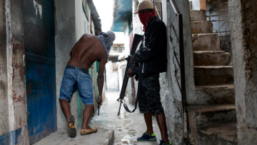 Αϊτή: Τουλάχιστον 4 νεκροί αστυνομικοί σε εφόδους συμμοριών σε αστυνομικά τμήματα για την αρπαγή όπλων -Δείτε βίντεο