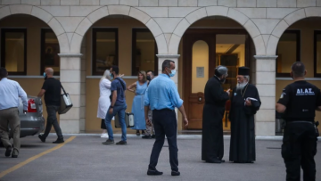 Μονή Πετράκη: Ο 37χρονος ιερέας είχε επιτεθεί σε δημοσιογράφο το 2015 - Δείτε βίντεο