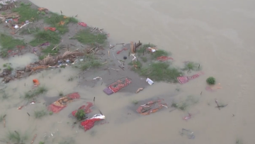 Ινδία: Δεκάδες πτώματα συνεχίζει να ξεβράζει ο Γάγγης - Δείτε βίντεο 