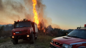 Υπό έλεγχο η φωτιά που ξέσπασε σε οικόπεδο στον παράδρομο της Αττικής Οδού στον Ασπρόπυργο