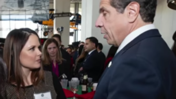 Νέα Υόρκη: «Αυτό που μου έκανε ήταν έγκλημα» λέει για τη σεξουαλική παρενόχληση από τον Κουόμο η βοηθός του - Δείτε βίντεο