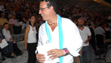 Ο Χάρης Ρώμας ποζάρει σε τζακούζι με μαγιό, χιλιάδες likes σε μια φωτογραφία  - Χαλαρές στιγμές στη Μήλο