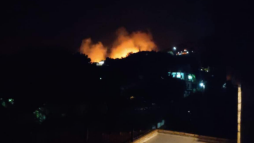 Συναγερμός στην Κερατέα: Πυρκαγιά κοντά σε οικιστικό ιστό στο Δασκαλειό 