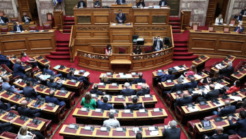 Ανεβαίνουν οι τόνοι στη Βουλή: Σύγκρουση πολιτικών αρχηγών για πυρκαγιές και πανδημία