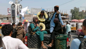 Βιαιότητα Ταλιμπάν: Περιέφεραν στους δρόμους άντρα έχοντας κρεμάσει από το λαιμό του δυο λάστιχα