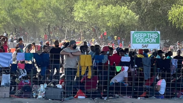 ΗΠΑ: Οι αρχές απομακρύνουν χιλιάδες μετανάστες από τη γέφυρα, στα σύνορα του Τέξας με το Μεξικό - Δείτε βίντεο