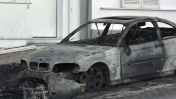 Ηλιούπολη: Εκαψαν το ΙΧ και τη μηχανή του αστυνομικού που κρατούσε αιχμάλωτη και εξέδιδε την 19χρονη