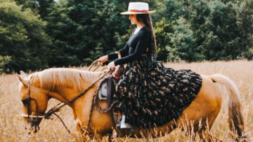 Ένα ελληνικό κατάστημα με χειροποίητα καπέλα στα καλύτερα του Amazon - Το λάτρεψε ακόμα και η Σελίν Ντιόν!