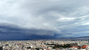 Καιρός: Εναλλαγή συννεφιάς και λιακάδας αύριο Κυριακή, με τοπικές βροχές ή καταιγίδες κυρίως στα δυτικά