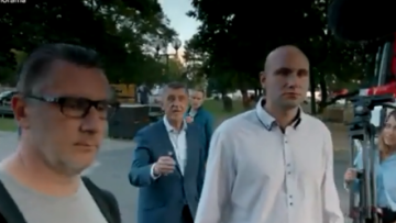 Pandora Papers: Δημοσιογράφος του BBC πιέζει τον Τσέχο πρωθυπουργό με ερωτήσεις και τρώει... σπρωξιά (Βίντεο)