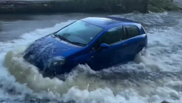 SOS: Το αυτοκίνητο μου μέσα σε πολύ νερό - Τι να κάνω; (+video)