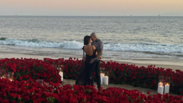 Κόρτνεϊ Καρντάσιαν: Αρραβωνιάστηκε τον Τράβις Μπάρκερ - Δείτε στιγμιότυπα από τη ρομαντική πρόταση γάμου