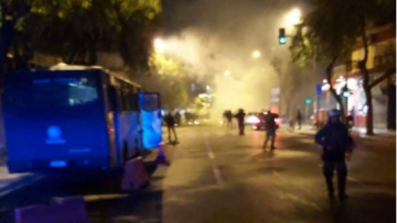 Θεσσαλονίκη:  Επίθεση με μολότοφ κατά διμοιρίας ΜΑΤ έξω από το τουρκικό προξενείο - Τραυματίας και φθορές σε οχήματα