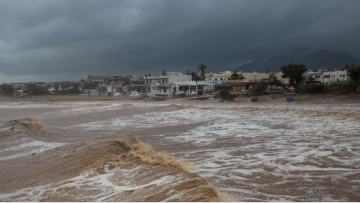 Καιρός: Ο μεσογειακός κυκλώνας «Νέαρχος» επηρεάζει με καταιγίδες την Κρήτη - Η πορεία του σε χάρτες 