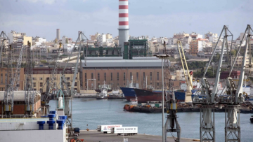 Εργατικό ατύχημα στο Πέραμα: 61χρονος τραυματίστηκε στο αριστερό χέρι κατά τη χρήση τροχού σε φορτηγό πλοίο