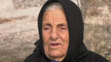 «Την έκανα για να μην φύγω μια ώρα αρχύτερα» λέει αιωνόβια από τη Λακωνία για την τρίτη δόση