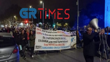 Πορεία κατά της υποχρεωτικότητας του εμβολιασμού στη Θεσσαλονίκη, πέταξαν τρικάκια