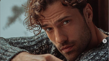 Ο Κωνσταντίνος Αργυρός παραδίδει ημίγυμνος μαθήματα πιάνου