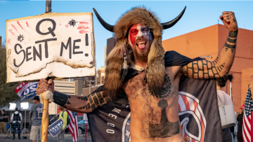 ΗΠΑ: Ο «σαμάνος του QAnon» θέλει να κατέβει υποψήφιος στις βουλευτικές εκλογές