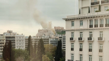 Φωτιά σε εστιατόριο στην οδό Μητροπόλεως, στο κέντρο της Αθήνας 