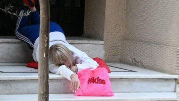 Η Νατάσα Καλογρίδη «σέρνεται»... στην είσοδο πολυκατοικίας στο Κολωνάκι φορώντας 12ποντες γόβες 