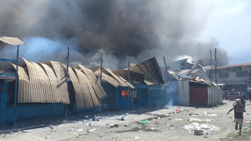 Ταραχές στα Νησιά του Σολομώντα: Τρεις νεκροί μέσα σε κτίρια που πυρπολήθηκαν 