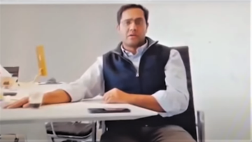 Δείτε το βίντεο με τον Αμερικανό εργοδότη που απολύει ταυτόχρονα 900 υπαλλήλους μέσω... Zoom