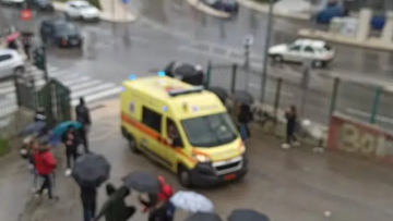 Πάτρα: Ξύλο και καπνογόνα στο 2ο ΕΠΑΛ – Έπαιξαν μπουνιές για μια κοπέλα