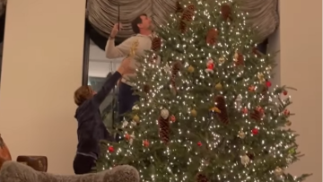 O Παύλος και η Μαρί Σαντάλ στόλισαν το τεράστιο δέντρο στο σπίτι τους στο Λονδίνο