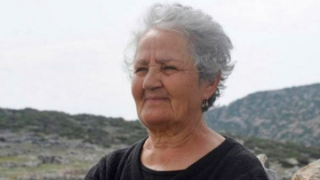 Κυρά Ρηνιώ: «Γράφουν πως με έβαλαν με το ζόρι να κάνω το εμβόλιο για να πεθάνω και να πάρουν οι Τούρκοι το νησί»