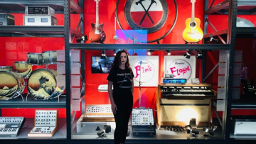 Η Δέσποινα Μοίρου εγκαινίασε την έκθεση των θρυλικών Pink Floyd στο Λος Άντζελες 