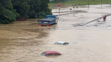 Καταρρακτώδεις βροχοπτώσεις στη Μαλαισία: Χιλιάδες άνθρωποι εγκαταλείπουν τις εστίες τους