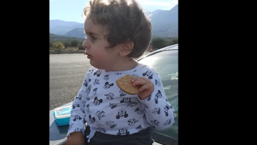 Συγκινεί ο Παναγιώτης-Ραφαήλ: Καθισμένος πάνω σε ένα αυτοκίνητο εύχεται χαμογελαστός «Καλά Χριστούγεννα»