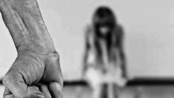 Θύμα άγριου ξυλοδαρμού γυναίκα από τον σύζυγό της μπροστά στο παιδί τους