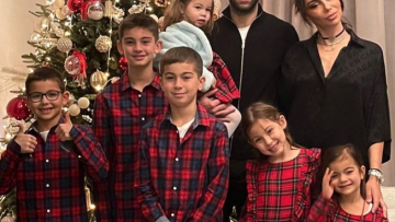 Η οικογένεια Σπανούλη ποζάρει ντυμένη ασορτί μπροστά από το χριστουγεννιάτικο δέντρο