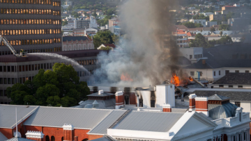 Μεγάλη πυρκαγιά στο κτήριο του Κοινοβουλίου στο Κέιπ Τάουν