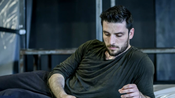 Σπύρος Χατζηαγγελάκης: «Έκανα φωνή μπαμπούλα και είπα τη λέξη βόμβα» λέει ο ηθοποιός και ζητά συγγνώμη
