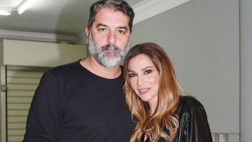 Αχώριστοι Βανδή - Μπισμπίκης: Στο πλευρό του λίγες μέρες πριν κάνουν πρεμιέρα τα «Κόκκινα Φανάρια»